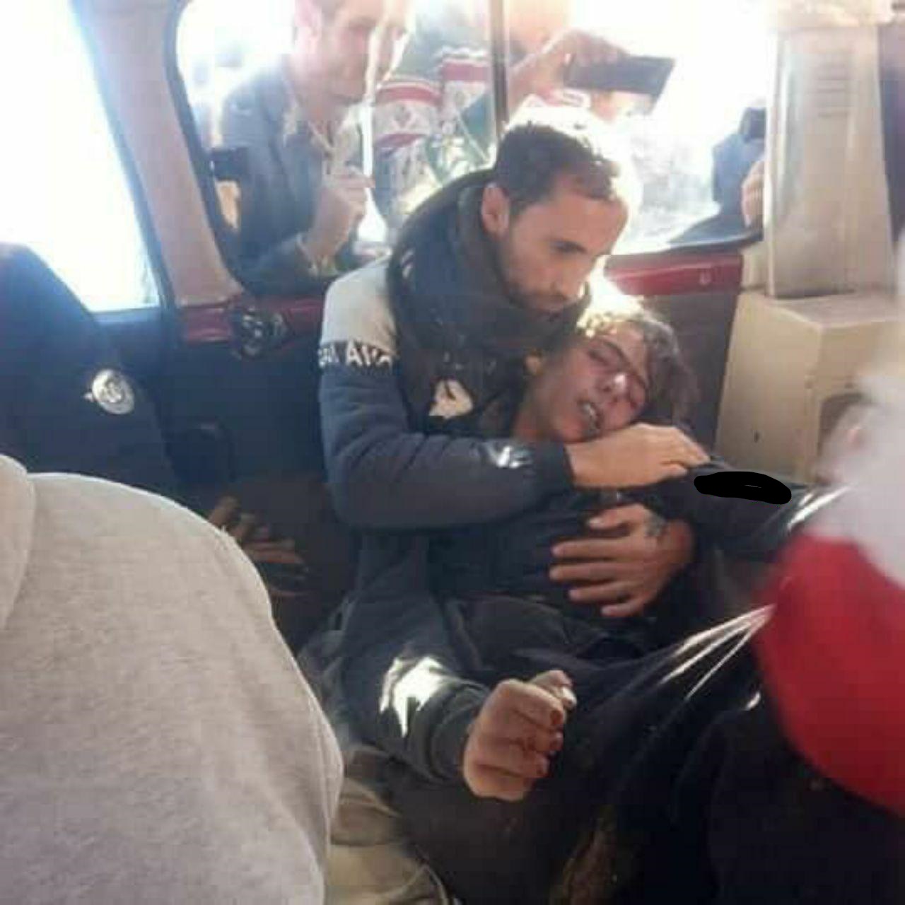 تەرمی ئەو کۆڵبەرە گەنجەی کە براکەشی بێسەروشوێنە بە ئامادەبوونی هەزارن کەس بەخاک دەسپێردرێت