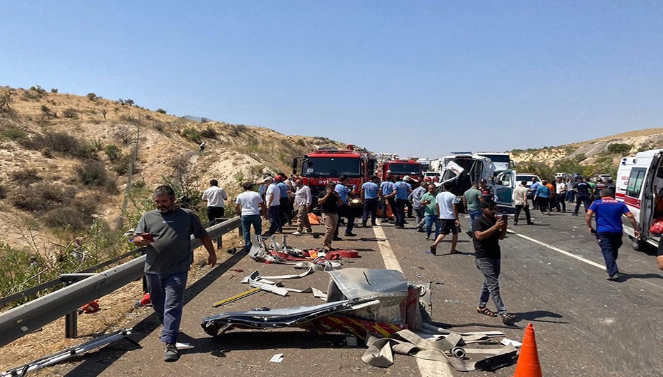 لە ئەنجامی ڕووداوێکی هاتووچۆ لە باکووری کوردستان ١٥ کەس گیانیان لە دەست دا