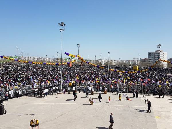 لە ئامەد سەدان هەزار کەس نەورۆز پیرۆز دەکەن