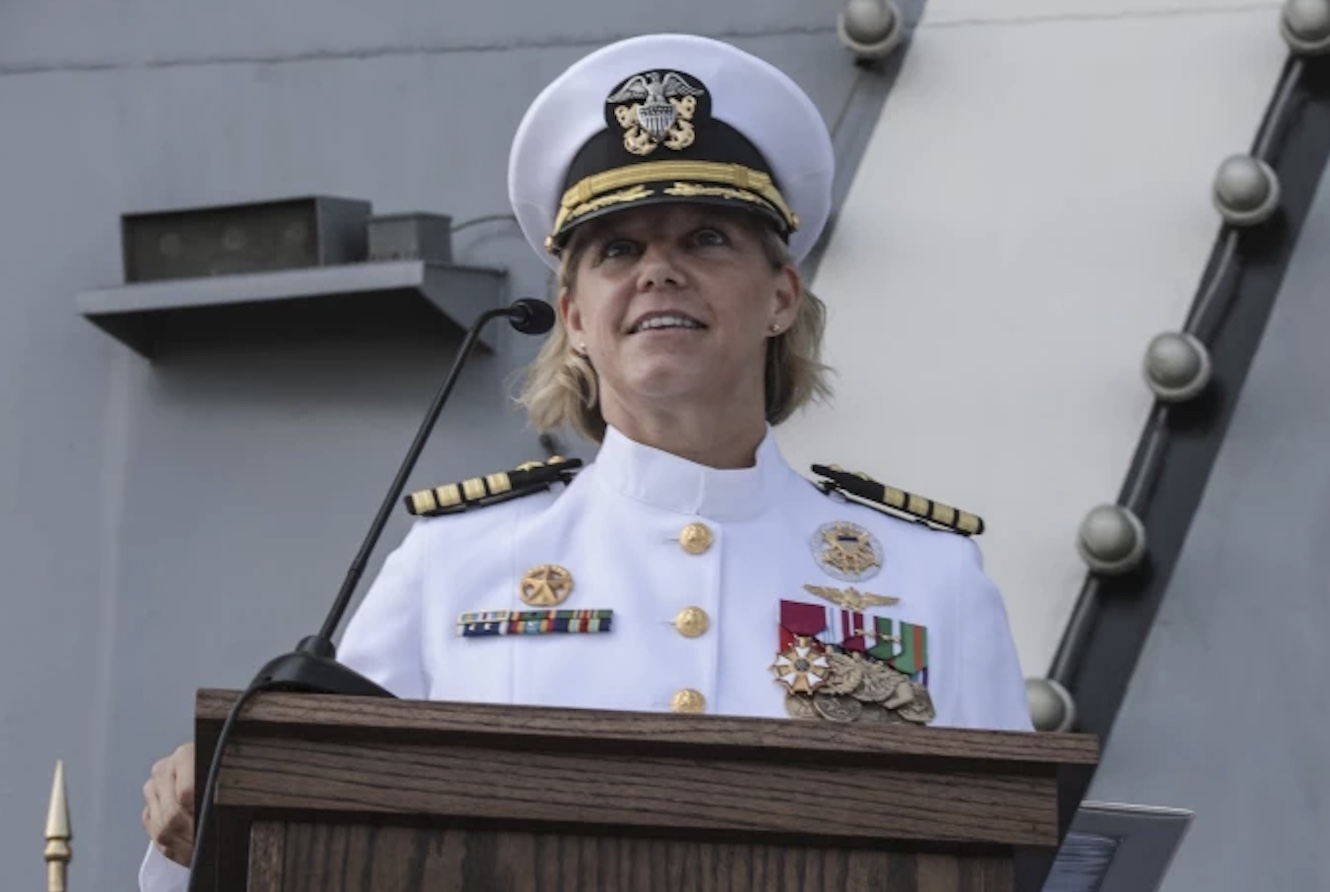 یەکەمین ژن لە مێژووی ئەمریکا دەبێتە فەرماندەی کەشتی فڕۆکەهەڵگری USS Abraham Lincoln ئەمریکا