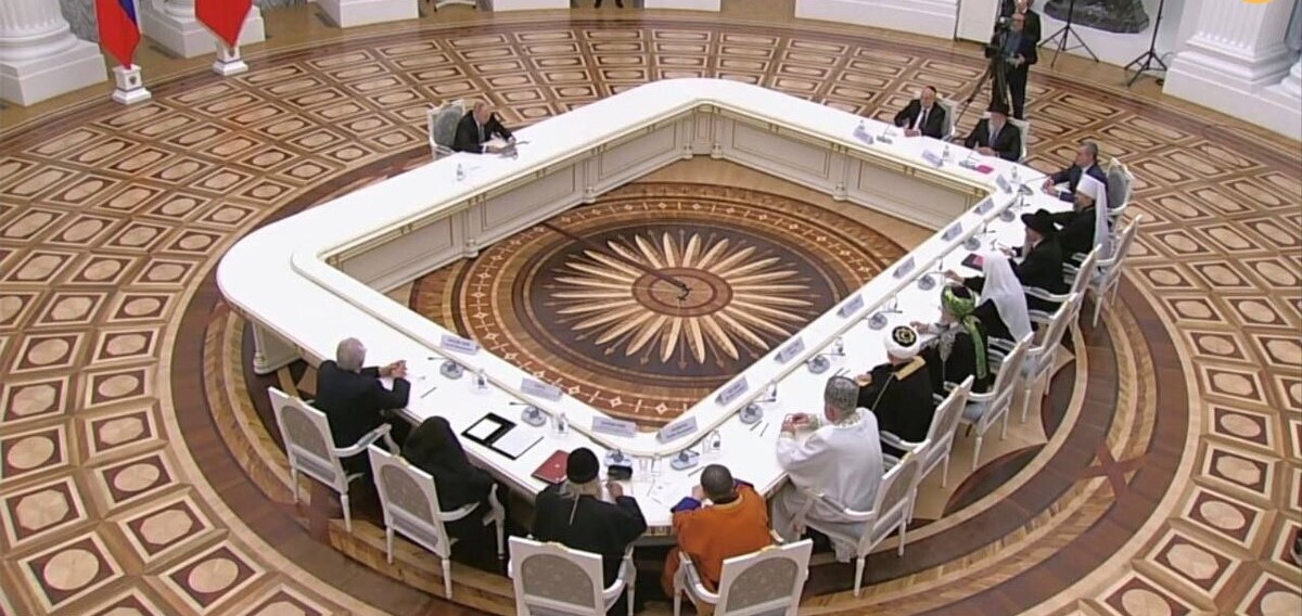 مێزی نوێی پووتین دەبێتە بابەتێکی بەرچاو و جێگای باس