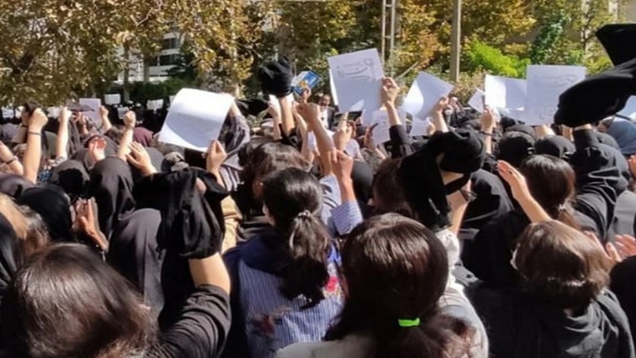 مانگرتنی خوێندکارانی زانکۆی هونەر لە تاران دژی سەپاندنی حیجابی زۆرەملێ