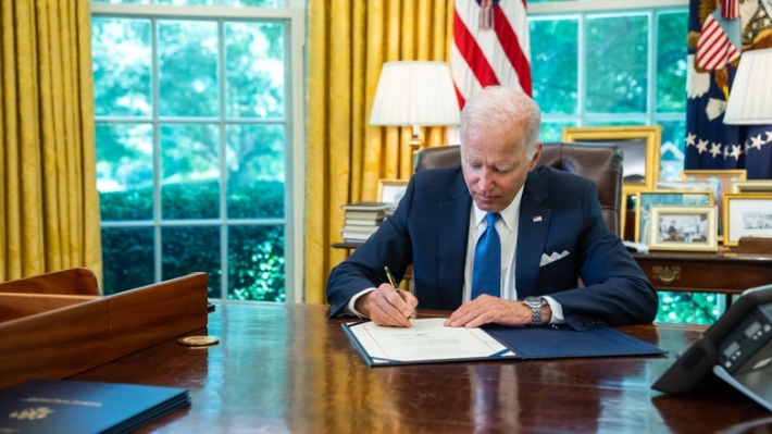 بایدن پڕۆژە بڕیاری هاوسەرگیری هاوڕەگەزی پەسند دەكا