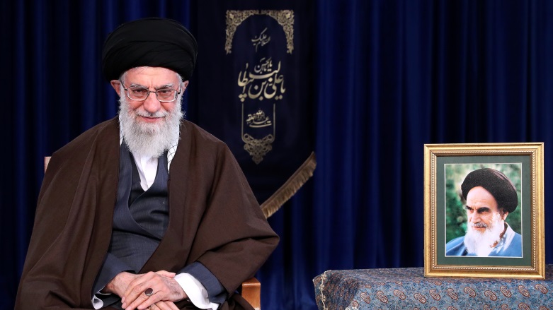 + وێنە   ...    ووڵاتی سوید لە کتێبێکی وانەیی خۆیدا " عەلی خامنەیی " رابەری باڵای ئێران وەکوو تێرۆریست ناساندووە