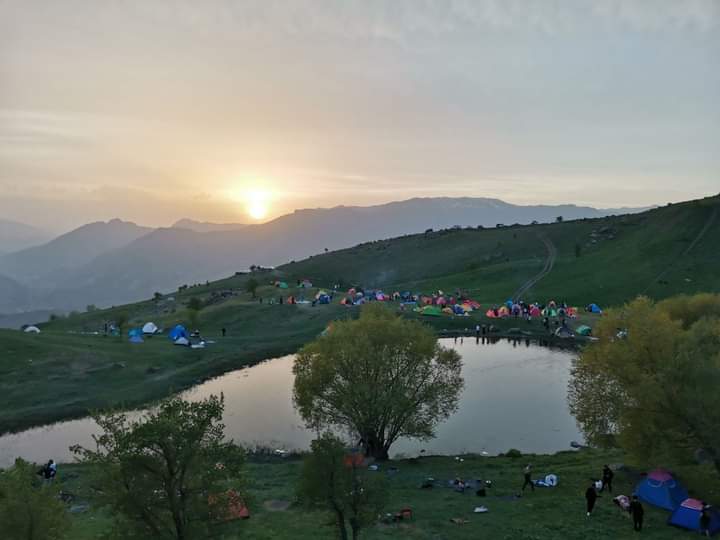 چەند دیمەنێکی گۆمی فێڵاو بە شەودا