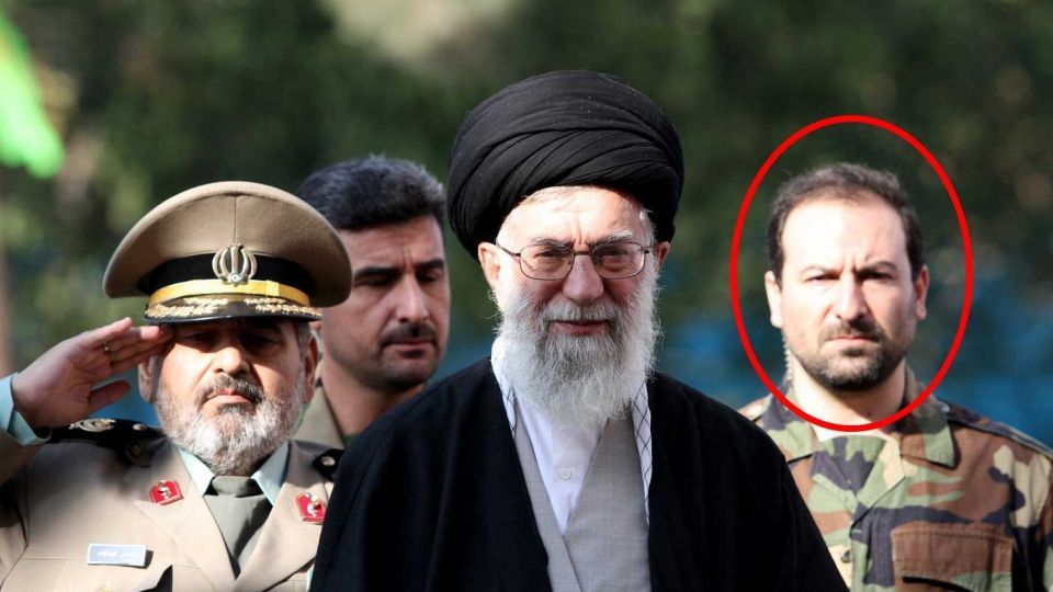 +  وێنە  ...   پاسەوانی ئایەتۆڵلا خۆمەینی : خۆمەینی بە دەرمان تێرۆر کرا هەر بۆیە پارێزگاری لە خامنەیی دەبێ هەزار بەرامبەر بکرێت