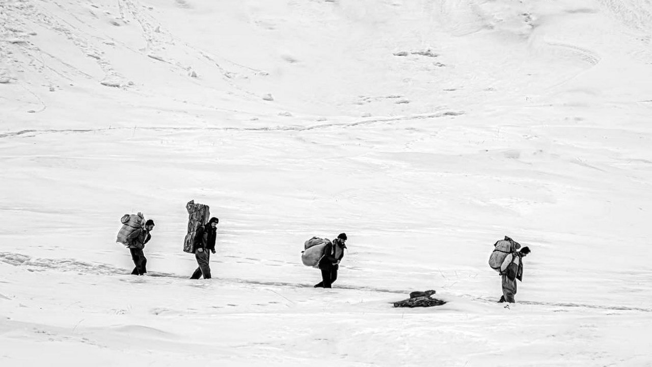 کۆڵبەرێکی کورد لە سەرما ڕەقی بردەوە