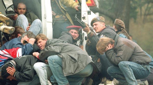 فەڕەنسا تۆمەتبارێکی سێربی کە ٥٧ مۆسلمانی بە زیندوویی سووتاندووە ڕداەستی دادگای بۆسنیا کرد