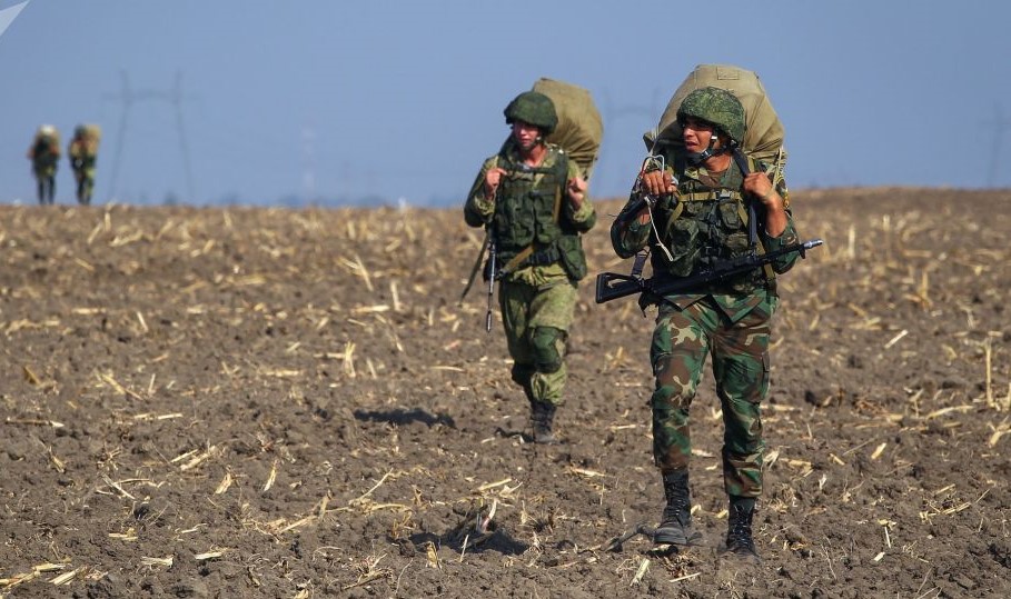 بۆ یەکەمین جار لە مێژوو چەتربازانی ڕووسی لە بەرزایی ١٠ هەزار مەترییەوە لە بەستەڵەکی باکوورییەوە هاتنە خوارەوە
