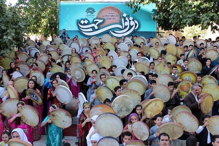 لە مەراسمێکدا لە سنە ڕێز لە مەولوودنامە خوێنەکانی ئەو پارێزگایە نرا