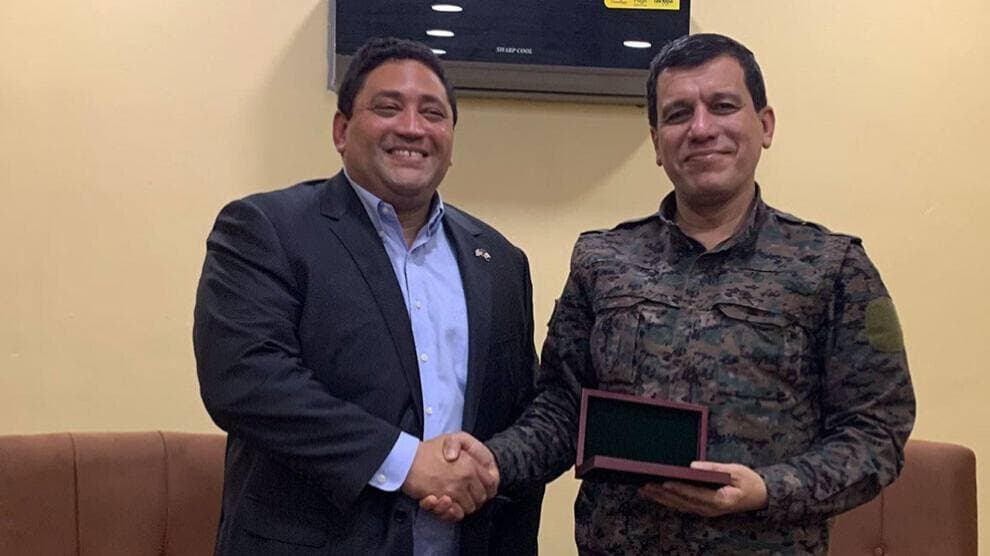 ڕۆژنامەی یەنی شەفەق ی تورکی: ئەمریکا لەسەر هەڵکردنی ئاڵای پەکەکە و وێنەی ئۆجالان هۆشداری داوەتە مەزڵووم کۆبانێ