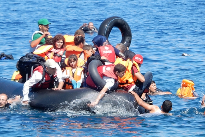 لە یۆنان کەشتییەکی کۆچبەران وەرگەڕا و دەیان کۆچبەر خنکان