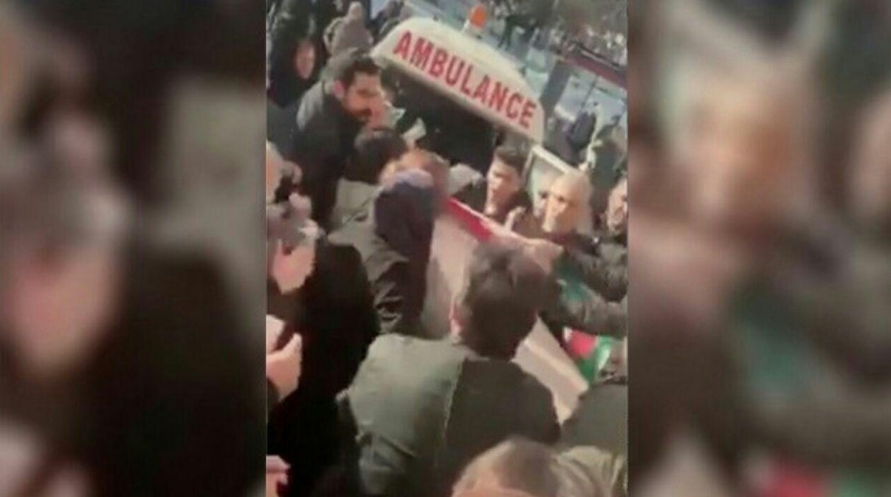 دڕاندنی ئاڵای ئێران لە لایەن خەڵکی شارە کوردییەکانی ڕۆژهەڵاتی کوردستانەوە کە لەسەر تابووتی قوربانییانی فڕۆکە ئۆکراینییەکە وەرپێجرابوو