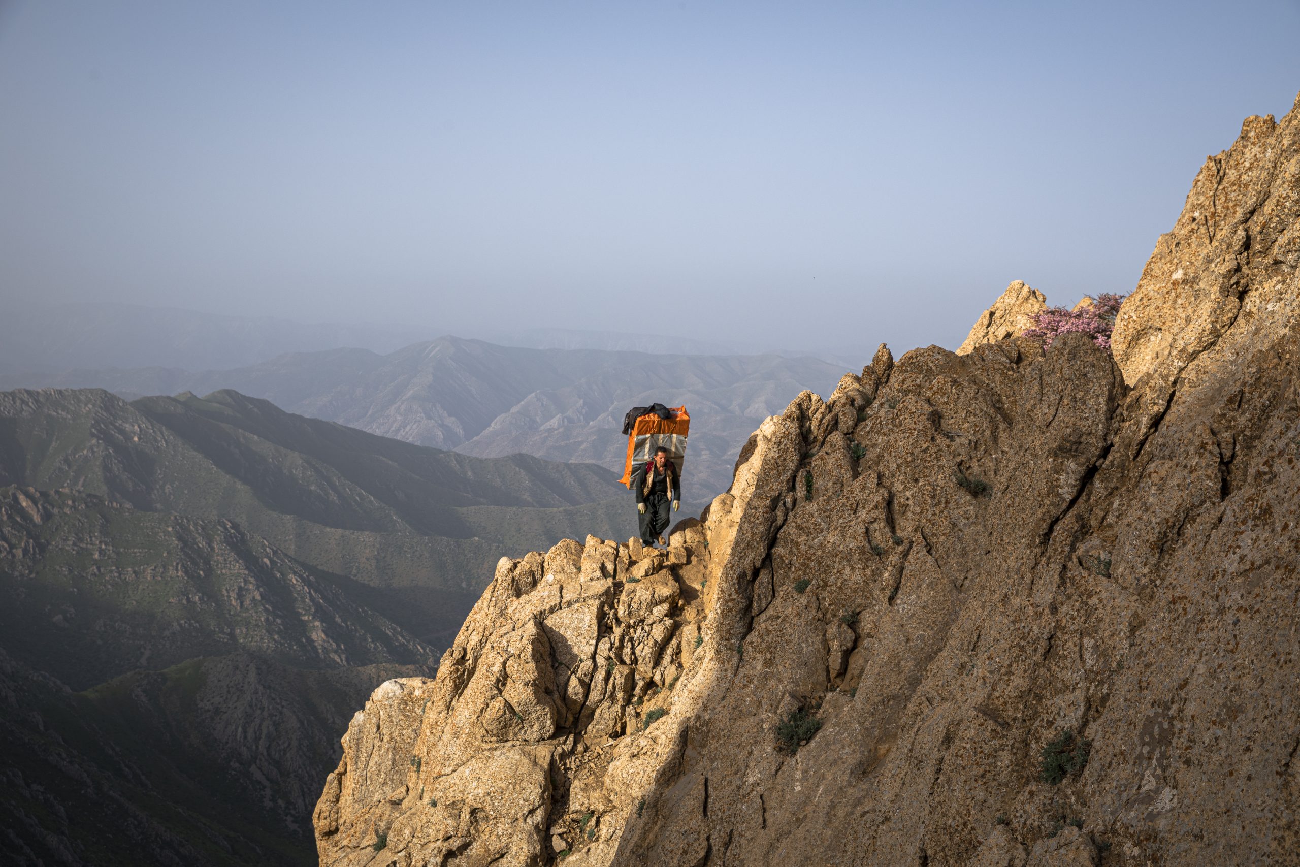 ڕۆژهەڵاتی کوردستان؛ لە دوو هەفتەدا ٣٤ کۆڵبەر بوونەتە قوربانی