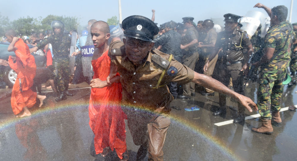 بەپەلە  ...  شەش تەقینەوە لە سریلانکا ڕوویدا بەو هۆیەوە زیاتر لە ٥٠٠ کوژران و بریندار هەیە