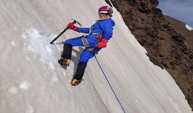 ئامادەکاریی ژنە شاخەوانێکی کورد بۆ سەرکەوتن بەسەر شاخی ئێڤێرێستدا