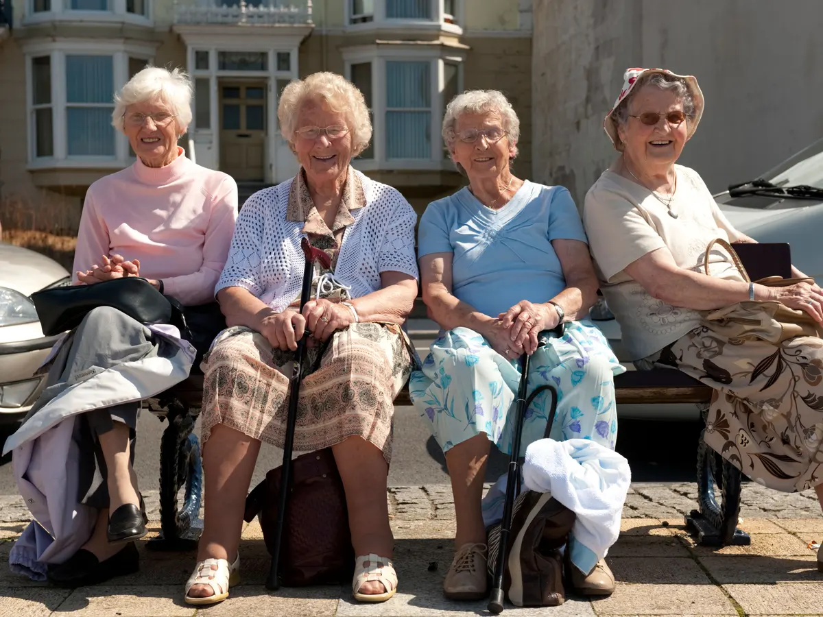 نزیکەی ١٤ هەزار کەس لە ئینگلتەرا و وێڵز تەمەنیان لەسەروو ١٠٠ ساڵەوەیە