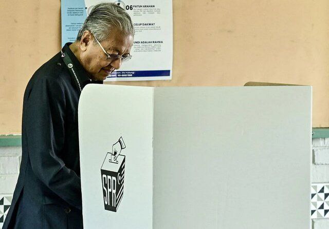 ماهاتیر موحەمەد لە تەمەنی ٩٧ ساڵی لە کۆتایی دا شکستی هێنا