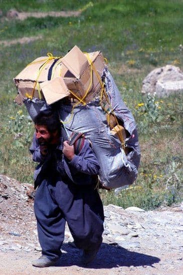 بە هۆی تەقەی ڕاستەوخۆی هێزە چەکدارەکانی حکوومەتی ئێرانەوە کۆڵبەرێک کەوتە خوارەوە و کۆڵبەرێکی دیکەش بە سەختی بریندار بوون