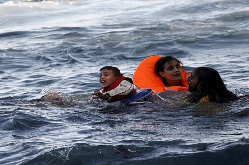 چوار منداڵ و ژنێک لە کەناراوەکانی یۆنان خنکان