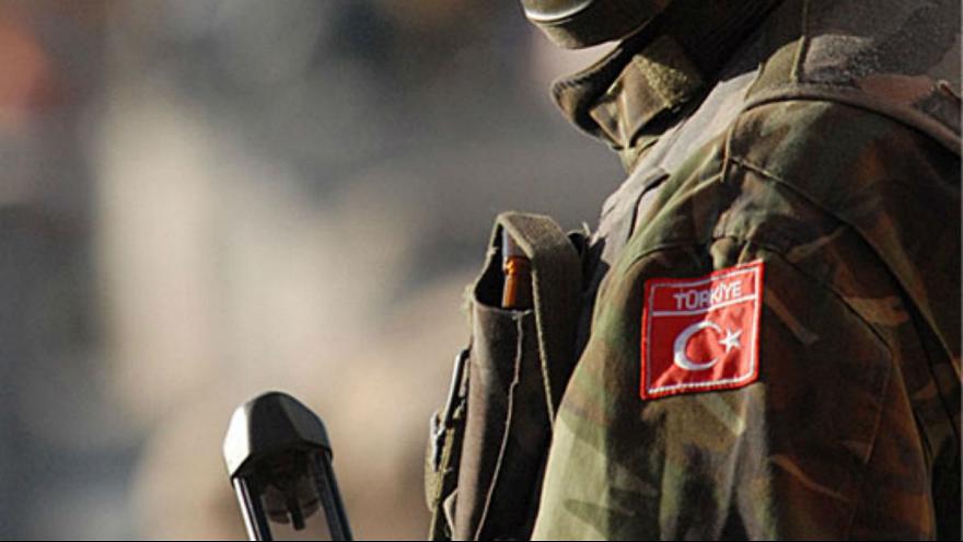 بە بڕیاری دادگای باڵای تورکیا فەرمانی دەست بە سەر کردنی ٨٢ سەربازی سوپا سەر بە بەشی فڕۆکەوانی دەرکرا