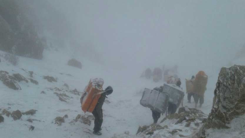 چوار کۆڵبەر لە بەر هێرشی چەکدارانی ئێران بوونە قوربانی کە دوو کەسیان لە سەرما ڕەق بوونەوە