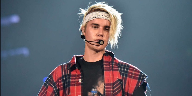 خۆشەویستە تازەکەی جاستن بیبر