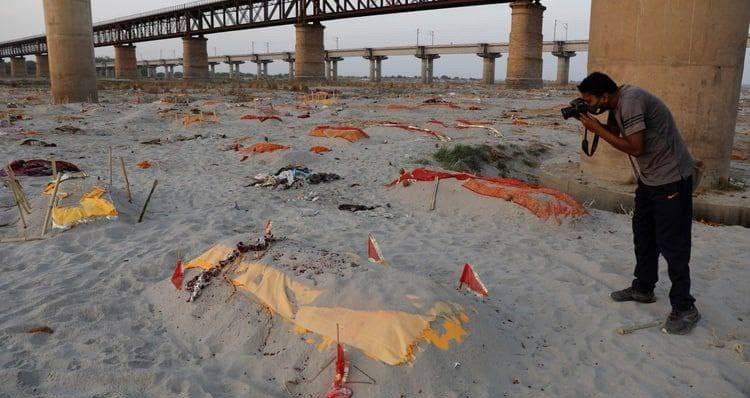 بە هۆی باران بارین ەوە لاشەی مردووانی کۆرۆنا بەدەردەکەون