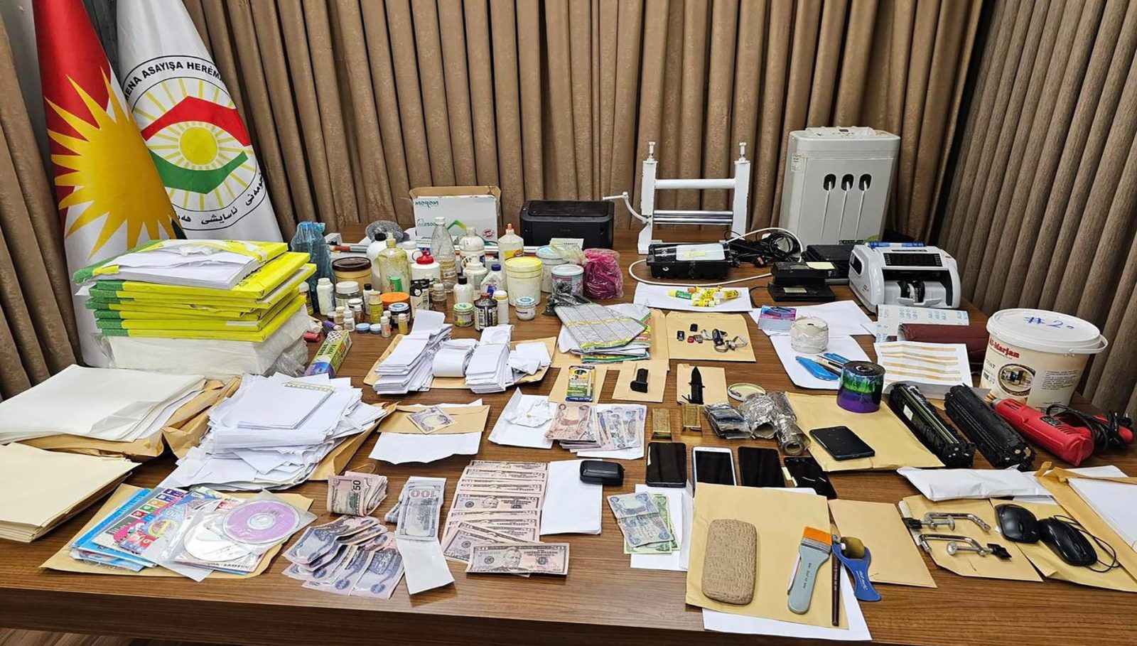 لە هەولێر سێ كەس بە تۆمەتی دروستكردنی دۆلار و دیناری ساختە دەستگیركران