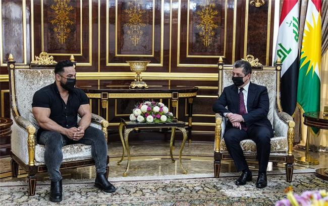 مەسروور بارزانی سەرۆکی حکوومەتی هەرێمی کوردستان پێشوازی لە پاڵەوانی ئاسیا بۆ لەش جوانی دەکات