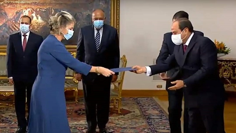 یەکەمین ژنی باڵیۆزی ئیسرائیلی لە میسڕ ، کارنامەی کارەکانی خۆی پێشکەشی سیسی کرد