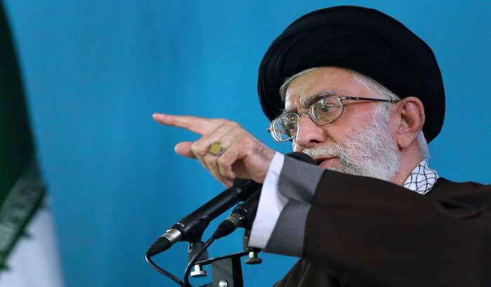 خامنەیی هێرشی کردە سەر خەڵکی ئێران و ڕایگەیاند ئەوانەی وێنەکانی قاسم سلیمانی یان دڕاند و بن پێیان کرد ئێرانی نین