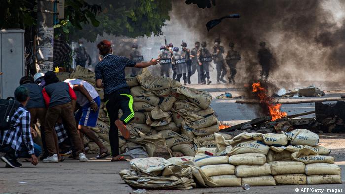 ژمارەی ئەو کەسانەی کە لە خۆپیشاندانەکانی میانمار کوژراون نزیک بووەتەوە لە ٦٠٠ کەس