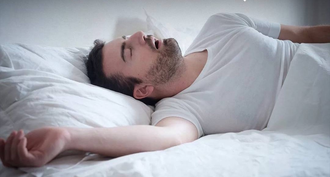 زانایان : وەستانی هەناسەدان لە کاتی خەودا ئەگەری تووشبوون بە جەڵتەی مێشک بە شێوەیەکی بەرچاو زیاد دەکات