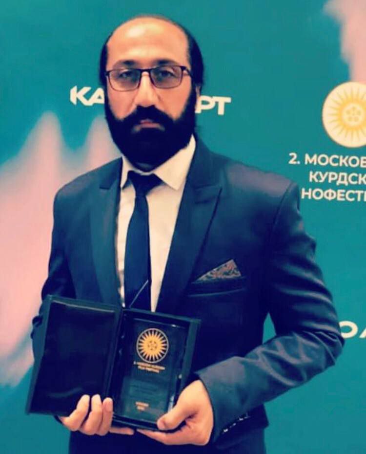 پەرویز ڕۆستەمی ، فیلمساز و دەهێنەر و مامۆستای خەلکی مەریوان خەڵاتی باشترین بەڵگە فیلمی مۆسکۆی پێشکەشی مامۆستایانی بەندکراو کرد