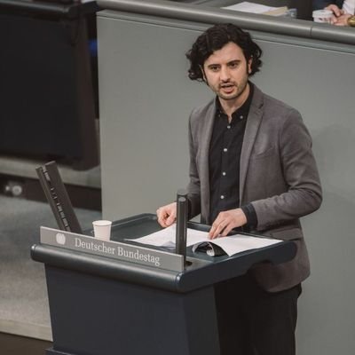 هاووڵاتییەکی بەڕەگەز تورک نوێنەری پەرلەمانی ئاڵمانیا لە حێزبی SPD، نوێنەرایەتی سیاسی دوو گەنجی کورد " فەرهاو و فەرزاد تاهازادە " کە بە لە سێدارەدان مەحکوومن لە ئەستۆ گرت