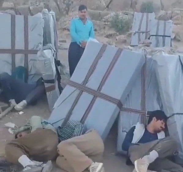 بە هۆی ئەشکەنجەدان و خستنەخوارەوەی کۆڵبەرێک لە بەرزایی شاخەوە باردوۆخی تەندرووستی بە تەواوی ناجێگیرە