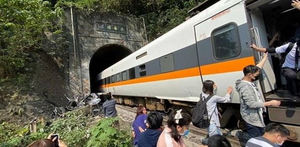 تایوان/ لادانی شەمەندەفەر لە هێڵی ئاسن ٣٦ کوژراوی لێکەوتەوە