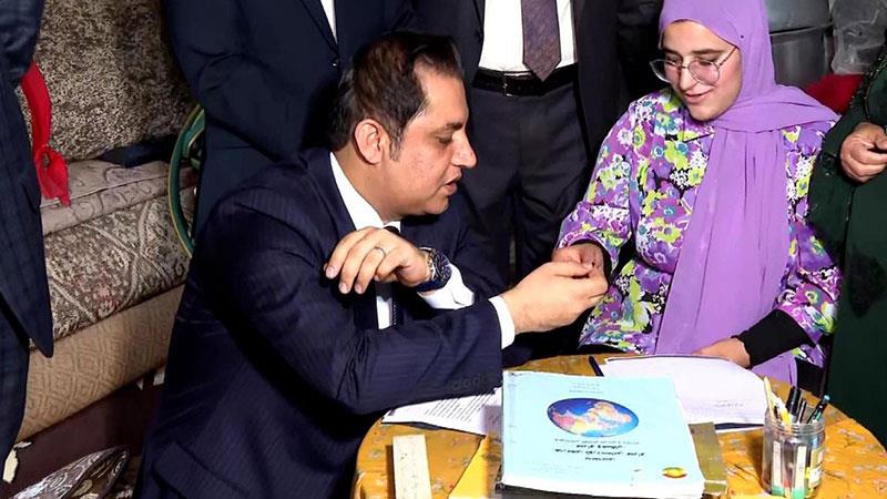 وەزیری پەروەردە کلیلی خانووەکەی رادەستی هەنار تەها کرد