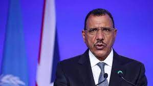 باس لەوە دەکرێت لە کۆشکی سەرۆکایەتی دەست بەسەر سەرۆکی نیجێریا " موحەممەد بازوم "دا گیراوە