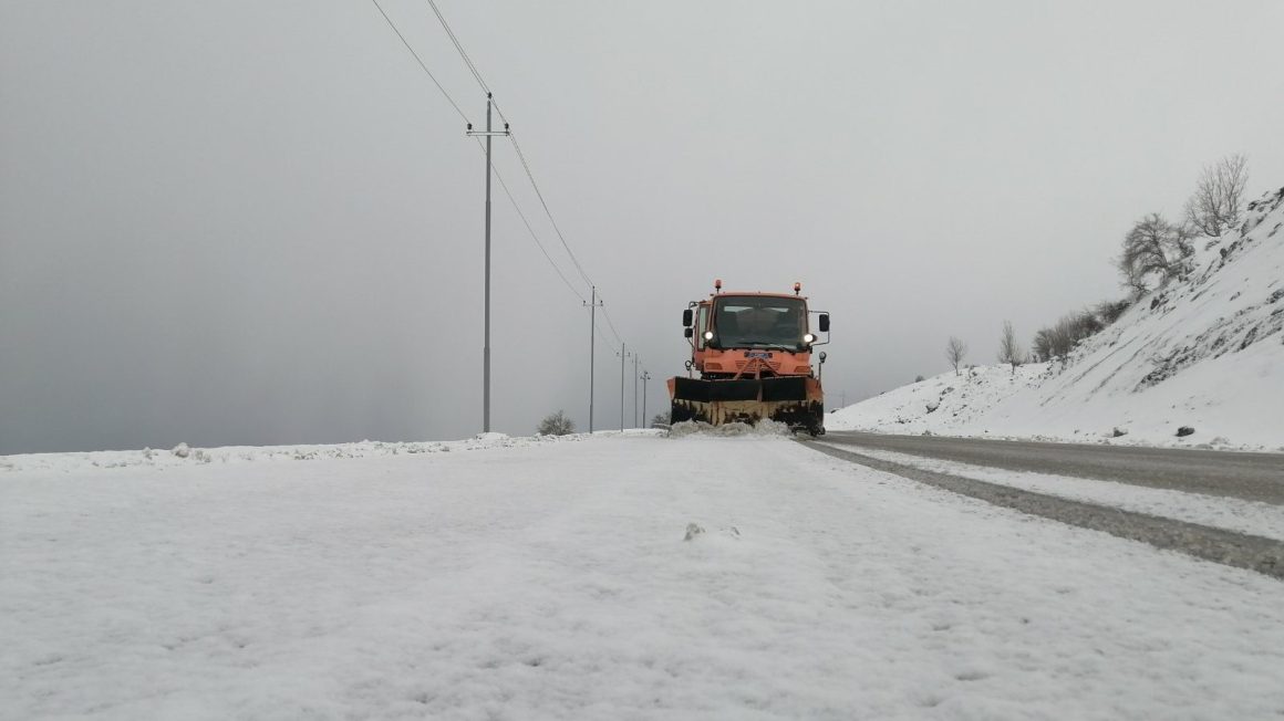 لە ناوچە شاخاوییەکان بەفر دەبارێت