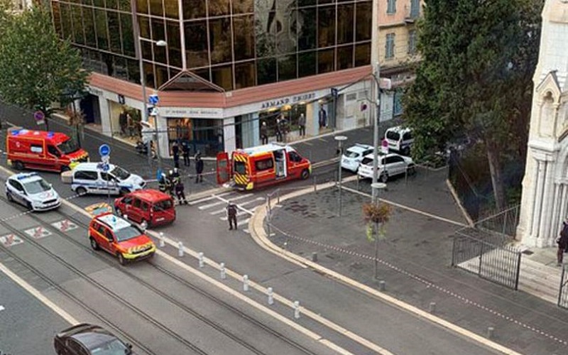 لە فەڕەنسا لە هێرشێکی تێرۆریستی دا ٣ کەس دەکوژرێن و ژمارەیەکی زۆریش بریندار دەبن