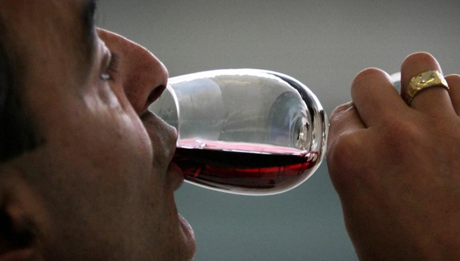 توێژینەوەیەکی نوێ: خواردنەوە کحولییەکان سوودیان بۆ دڵ و خوێنبەرەکان هەیە