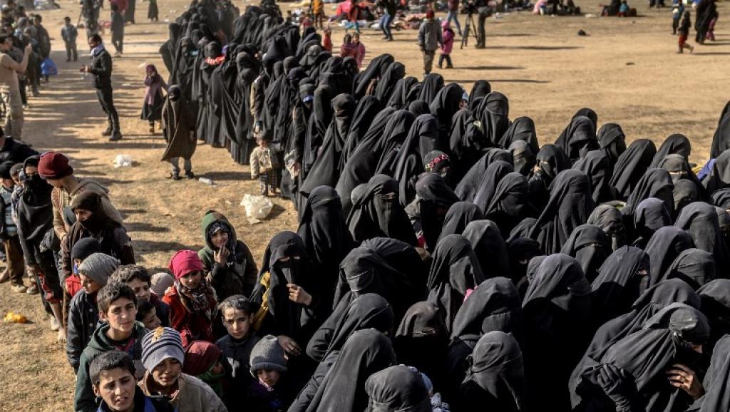 بەپەلە ... چەکدارانی داعش لە گرتە ڤیدیۆیەکدا چەندین پەیام دەدەنە خەڵکی باغۆز