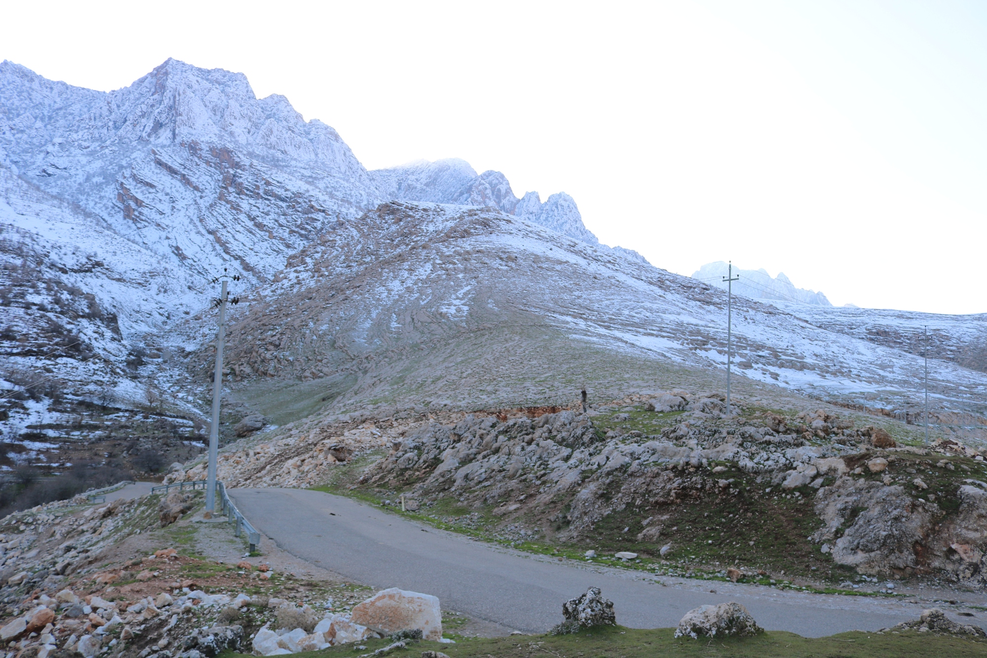 سبەی لە ناوچە شاخاوییەکان بەفر دەبارێت