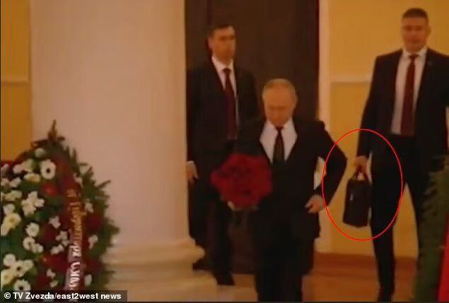 ڤلادیمیر پووتین بە بردنی " جانتای ئەتۆمی " بۆ مەراسیمی بەخاک سپاردنی سیاسەتمەدارێک نیگەرانییەکانی شەڕی ئەتۆمی زیاتر کرد