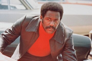 یەکەم پاڵەوانی ئەکشنی ڕەش پێست کۆچی دوایی کرد