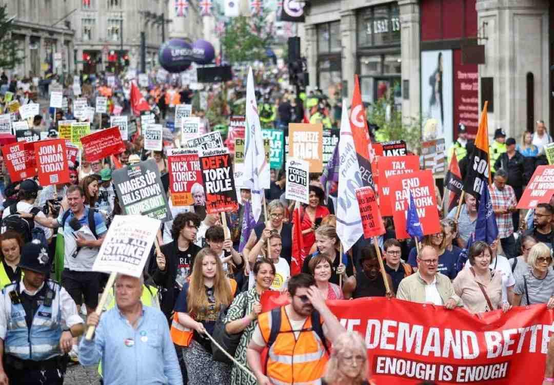 خەڵکی بەریتانیا لە دژی گرانی گردبوونەوەیەکی ناڕەزایی یان پێکهێنا