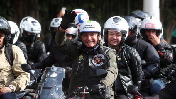 سەرۆکی بەرازیل بە هۆی نەبەستنی دەمامەک سزا درا