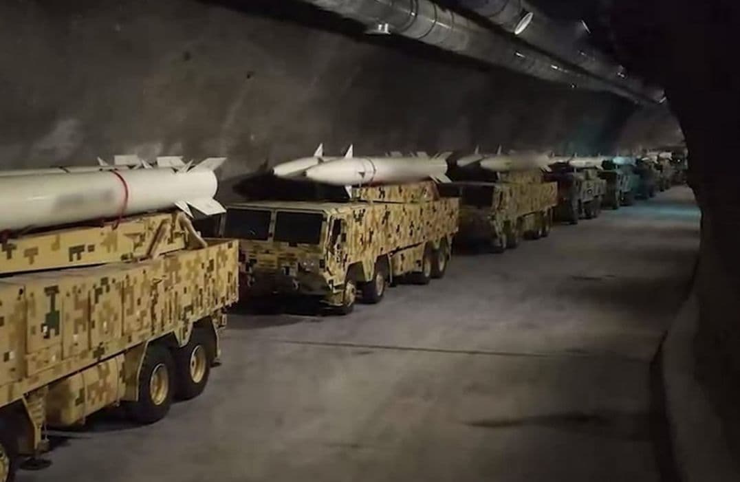 سوپای پاسداران پەردە لەسەر دوو بنکەی مووشەکی لادەدات